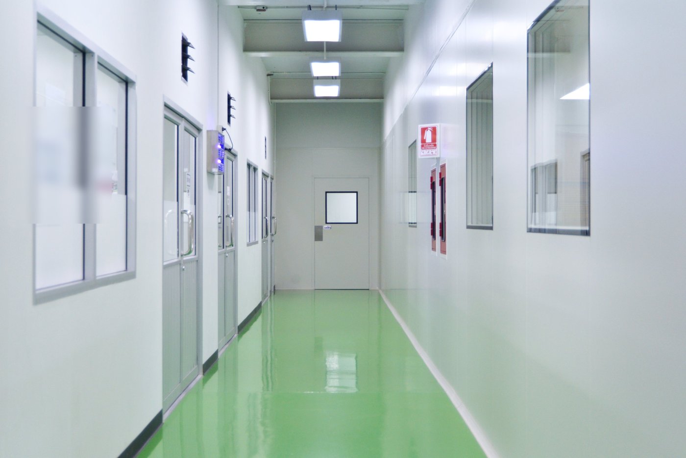 ทางเดินภายในโรงงาน BARAMI — โซนผลิตระบบปิด พื้น epoxy